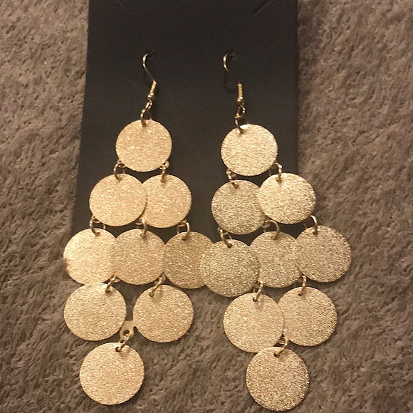 Gold circle design earrings. - Picture 3 of 3